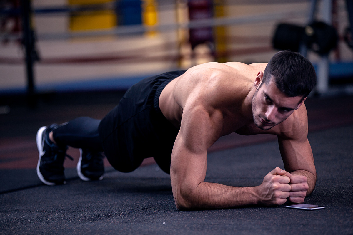 Man doing plank, gazing on his right